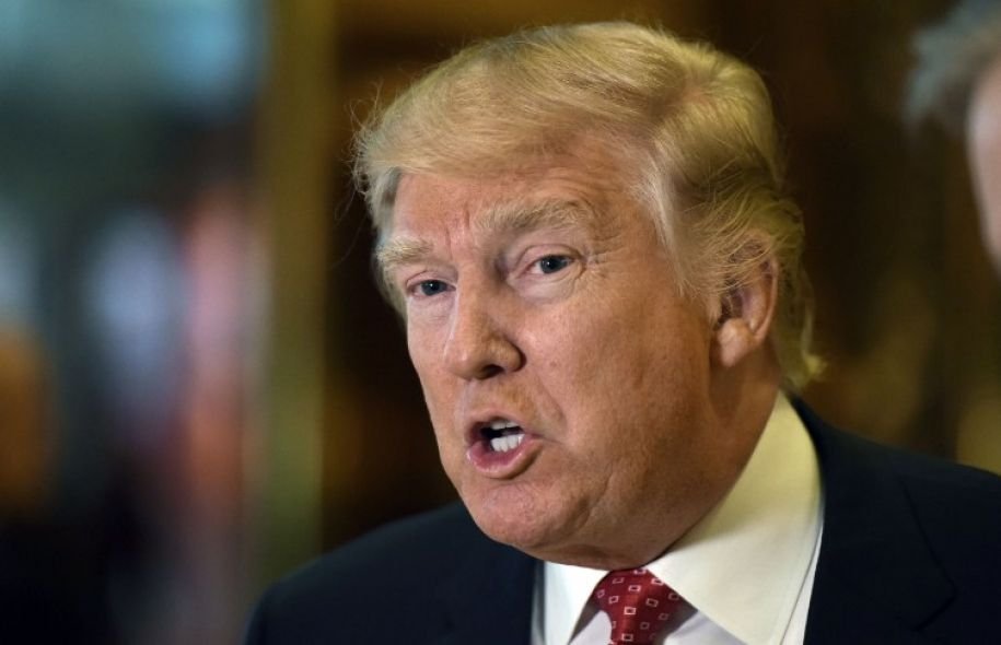 "Virus chinois": Trump persiste et signe malgré la colère de Pékin