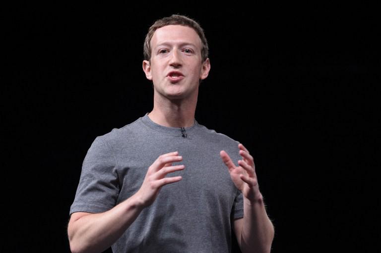 Panne et scandales: Facebook en pleine tourmente