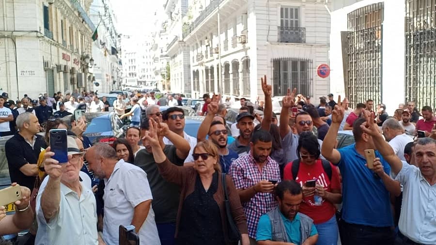 Soutien aux détenus d'opinion : Sit-in devant le tribunal de Sidi Mhamed