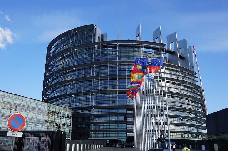 Résolution du Parlement européen : les réactions des partis politiques