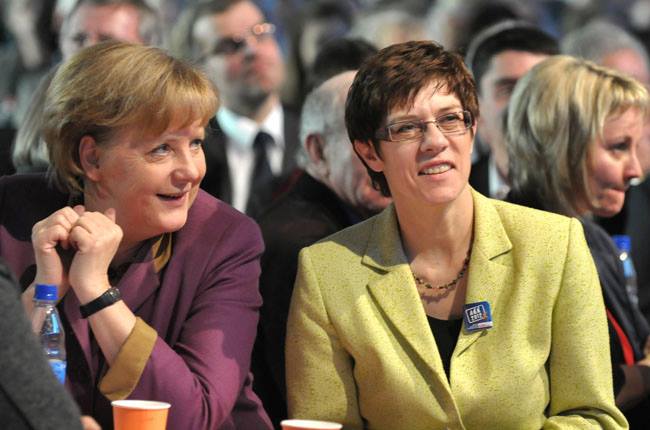 Allemagne: la dauphine désignée d'Angela Merkel renonce à lui succéder