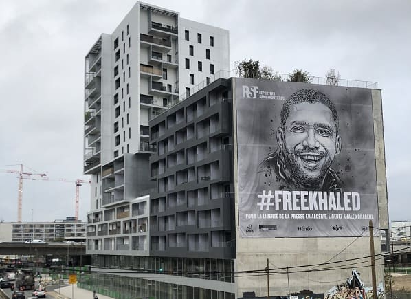 Une bâche géante déployée à Paris en soutien au journaliste Khaled Drareni