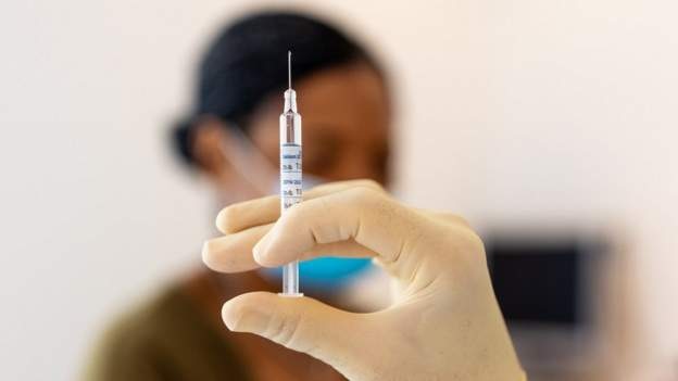 Le point sur la pandémie dans le monde : 800 millions de doses de vaccin administrées
