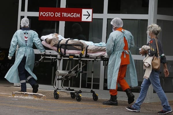Virus dans le monde: AstraZeneca de nouveau sur la sellette, record de décès au Brésil
