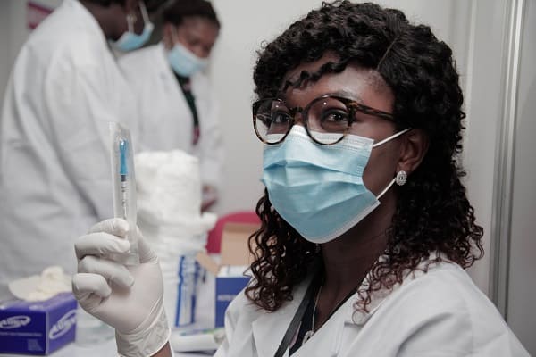 Le point sur la pandémie dans le monde : premières injections Covax en Afrique