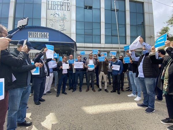 Soutien à Rabah Karèche : Sit-in de journalistes devant le siège du  quotidien Liberté