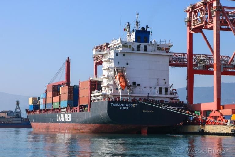 Navires algériens bloqués : une responsable du ministère des Transports réagit