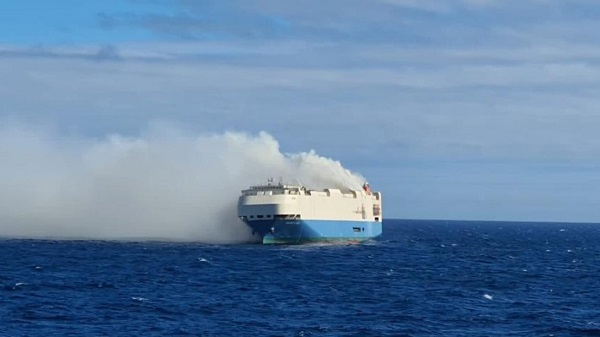 Un cargo transportant des voitures de luxe pris feu dans l'Atlantique