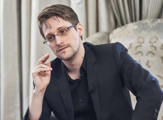 Russie : Poutine accorde la nationalité au lanceur d'alerte Edward Snowden