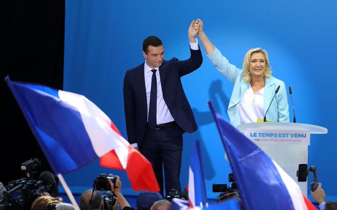 France : Jordan Bardella remplace Marine Le Pen à la tête du RN, en pleine polémique