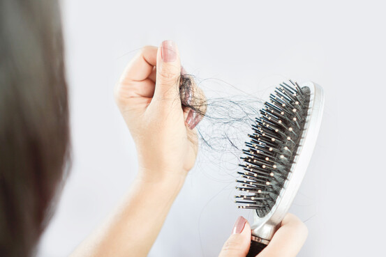 Traitement de la chute des cheveux : mise en garde contre les produits commercialisés sur les réseaux sociaux