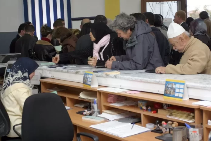 Qui a tué les 37 personnes à Melilla? L'enquête d'Amnesty International qui pointe le Maroc et l'Espagne I.M./A.I. Le dernier communiqué d’Amnesty International concernant le peu d’empressement de clôturer les enquêtes sur la mort tragique de 37 migrants à Melilia, renseigne sur une situation qui « sent le souffre ». Les connivences et les complaisances entre Rabat et Madrid ne sont plus à dénoncer depuis le revirement spectaculaire du gouvernement Pedro Sanchez sur la question sahraouie. Maintenant, il s’agit d’observer pourquoi les choses « tournent en rond » quant il s’agit de pointer les coupables de la tragédie de Mélilia. Selon Amnesty, « l’échec désastreux des autorités espagnoles et marocaines à dévoiler la vérité sur la mort d’au moins 37 personnes originaires d’Afrique subsaharienne et sur la disparition de 77 autres après les événements mortels survenus à la frontière de l’enclave espagnole de Melilla, ainsi qu’à garantir que justice leur soit rendue, « sent la dissimulation ». Dans un rapport publié avant les six mois de la tragédie, intitulé « Ils l’ont frappé à la tête pour voir s’il était mort», Amnesty International livre des instantanés et des éléments attestant de crimes de droit international commis par le Maroc et l’Espagne à la frontière à Melilla. Le rapport détaille les événements survenus lorsque des personnes migrantes et réfugiées d’Afrique subsaharienne ont tenté de traverser la frontière depuis le Maroc vers l’Espagne le 24 juin. Aucun des deux pays n’a mené d’enquêtes efficaces et transparentes pour établir la vérité sur les événements de cette journée. De manière répétée, les autorités marocaines ont empêché les familles et les organisations expertes de chercher les personnes disparues. L’usage illégal de la force à Melilla laisse une tache indélébile, non seulement sur les mains des forces de sécurité marocaines et espagnoles, mais aussi sur celles de toutes les personnes qui défendent des politiques migratoires racistes, susceptibles d’engendrer des préjudices et des violences contre les personnes qui cherchent à franchir les frontières « Alors que nous commémorons ces tristes événements, six mois plus tard, les autorités espagnoles et marocaines continuent de nier toute responsabilité dans le carnage de Melilla. Les preuves s’accumulent au sujet de multiples violations graves des droits humains, notamment d’homicides illégaux et de mauvais traitements de personnes réfugiées et migrantes, en plus de l’absence d’informations, à ce jour, sur l’identité des personnes décédées et le sort des personnes disparues », a déclaré la secrétaire générale d’Amnesty International, Agnès Callamard. « Cette situation sent la dissimulation et le racisme, en même temps qu’elle remue le couteau dans une plaie déjà douloureuse. Il est essentiel que les deux gouvernements fassent éclater la vérité et la justice au sujet des événements de cette journée, afin que rien de tel ne se reproduise à l’avenir ». À partir de témoignages oculaires, de séquences vidéo et d’images satellite, le rapport dresse un tableau détaillé et terrible de ce qui est arrivé lorsque 2 000 personnes migrantes et réfugiées ont tenté de pénétrer à Melilla en traversant un poste-frontière appelé « Barrio chino ». Compte tenu du manque de transparence des deux gouvernements, Amnesty International a écrit aux autorités marocaines et aux autorités espagnoles pour leur demander de partager des informations sur le mandat et l’état d’avancement des enquêtes. L’organisation a également communiqué un résumé de ses conclusions aux deux gouvernements en novembre. Elle n’a reçu aucune réponse. Cette situation sent la dissimulation et le racisme, en même temps qu’elle remue le couteau dans une plaie déjà douloureuse. Il est essentiel que les deux gouvernements fassent éclater la vérité et la justice au sujet des événements de cette journée, afin que rien de tel ne se reproduise à l’avenir Agnès Callamard, secrétaire générale d’Amnesty International Le rapport montre que les événements du 24 juin étaient prévisibles et que la perte des vies humaines aurait pu être évitée. Il révèle qu’au cours des mois et des jours précédents, les personnes réfugiées et migrantes présentes autour de Melilla ont subi de plus en plus d’attaques des forces de sécurité marocaines. Les agents ont brûlé et détruit toutes les affaires de beaucoup de ces personnes, qui ont fini par se regrouper par milliers et marcher jusqu’à la frontière, où elles se sont heurtées aux autorités marocaines et espagnoles qui ont fait un usage illégal et meurtrier de la force. À mesure qu’elles approchaient, les policiers les ont arrosées de pierres et de tirs de gaz lacrymogènes dans des espaces sans issue. Beaucoup de personnes blessées ont continué de recevoir des coups alors qu’elles étaient à terre, à moitié inconscientes, sans réaction ou respirant difficilement. Zacharias, un Tchadien de 22 ans, a déclaré à Amnesty International : « les forces de sécurité marocaines et espagnoles nous jetaient de tout : bombes lacrymogènes, pierres, balles et munitions en caoutchouc… Nous ne voyions rien et nous pouvions à peine respirer. » Environ 400 personnes se sont retrouvées bloquées dans une petite zone entourée de murs, acculées par les forces marocaines. Le Laboratoire de preuves d’Amnesty International a aidé à construire un modèle immersif en trois dimensions et une reconstitution visuelle des faits qui offrent une perspective glaçante des événements et des actions des forces de sécurité, susceptibles de constituer de la torture et d’avoir abouti à des homicides illégaux. « On aurait dit que les policiers marocains nous avaient laissés libres d’arriver jusque là, puis nous avaient coincés… Ils ont commencé à nous envoyer des grenades lacrymogènes, des bombes acoustiques… Chacun essayait d’aller où il pouvait, c’était le chaos » a expliqué Omer, un Soudanais de 21 ans, à Amnesty International. Salih, un Soudanais de 27 ans, a déclaré à Amnesty International : « La police espagnole nous a aspergé les yeux pendant que la police marocaine nous jetait des pierres à la tête. » Ni les autorités marocaines, ni les autorités espagnoles n’ont fourni de secours médicaux rapides et adaptés aux personnes blessées ; elles ont notamment refusé l’accès à la zone à une ambulance de la Croix-Rouge, alors que des dizaines de personnes étaient abandonnées à leur sort en plein soleil, sans assistance pendant au moins huit heures. Une personne interrogée par Amnesty International a déclaré que les agents des forces de sécurité espagnoles avaient forcé des personnes blessées à retraverser la frontière vers le Maroc, quand bien même elles « saignaient ou présentaient des blessures ouvertes ». Un grand nombre des victimes de renvois sommaires vers le Maroc ont été emprisonnées et ont subi de nouvelles violences et atteintes aux droits humains. Un garçon soudanais de 17 ans a déclaré à Amnesty International qu’avec « toutes les personnes capturées, ils ont été conduits en prison par la police marocaine, où ils étaient frappés à la tête à coups de marteau jusqu’à ce que mort s’ensuive. D’autres personnes sont mortes pendant leur passage à tabac. » La police espagnole nous a aspergé les yeux pendant que la police marocaine nous jetait des pierres à la tête Salih, un Soudanais de 27 ans Il est estimé que 500 personnes ont été conduites en autocar dans des régions éloignées du pays, où elles ont été abandonnées sur le bord de la route, sans soins médicaux, après avoir été dépossédées de leurs affaires. Certaines ont déclaré à Amnesty International avoir été transférées de force à plus de 1 000 km. Ni le gouvernement marocain, ni le gouvernement espagnol n’ont diffusé les résultats préliminaires d’aucune enquête sur le nombre de personnes décédées et sur les causes de leur mort. Par ailleurs, ils n’ont annoncé à aucun moment avoir ouvert d’enquête sur l’usage de la force par les agents à la frontière. Aucun des deux gouvernements n’a diffusé les images enregistrées par les caméras de vidéosurveillance le long de la frontière et les autorités espagnoles ont refusé d’ouvrir une enquête indépendante. Au lieu d’aider les ONG et les familles des personnes mortes et disparues, les autorités marocaines ont rendu leurs recherches pratiquement impossibles. Cette situation est éprouvante pour les familles qui cherchent à retrouver la trace de leurs proches. Jalal, le frère d’Abdel Shakour Yehia, un Soudanais de 24 ans, a déclaré à Amnesty International : « si mon frère était vivant, il nous aurait contactés. Je pense qu’il est a été victime de disparition forcée ». Après des mois sans aucune nouvelle de lui, Huwaida, la nièce d’Anwar – un Soudanais de 27 ans disparu depuis le 24 juin – a vu des vidéos et des photos de son corps, apparemment sans vie, qui avaient été publiées en ligne. Elle a déclaré à Amnesty International : « Sans lui, il n’y a plus de rire ni d’action. Sa mère pense beaucoup à lui. Elle veut savoir ce qu’il s’est passé. Je vous supplie de nous aider à obtenir justice. » Depuis plus de dix ans, les expert·e·s des Nations unies expriment leurs inquiétudes au sujet du traitement discriminatoire des personnes subsahariennes à cette frontière. Le 1er novembre 2022, la rapporteuse spéciale des Nations unies sur les formes contemporaines de racisme, de discrimination raciale, de xénophobie et de l’intolérance qui y est associée a déclaré que les violences de Melilla « sont révélatrices de la situation actuelle aux frontières de l’Union européenne, à savoir, une exclusion des personnes racisées et des violences mortelles déployées pour ne pas laisser entrer les personnes originaires d’Afrique ou du Moyen-Orient, ainsi que les autres populations non blanches ». « L’usage illégal de la force à Melilla laisse une tache indélébile, non seulement sur les mains des forces de sécurité marocaines et espagnoles, mais aussi sur celles de toutes les personnes qui défendent des politiques migratoires racistes, susceptibles d’engendrer des préjudices et des violences contre les personnes qui cherchent à franchir les frontières. Au lieu de fortifier ces frontières, les autorités doivent ouvrir des voies sûres et légales pour les personnes cherchant refuge en Europe », a déclaré Agnès Callamard. « Les autorités marocaines et espagnoles doivent communiquer de manière transparente sur le mandat et les limites de toute enquête en cours ; elles doivent non seulement garantir l’efficacité de l’exécution de ces enquêtes en coopérant pleinement avec elles, mais aussi veiller à ce que leur mandat soit élargi pour inclure les allégations de racisme. » COMPLÉMENT D’INFORMATION Les États ont le droit de prendre des mesures pour empêcher toute entrée non autorisée à leurs frontières, mais ils doivent le faire d’une manière qui n’enfreigne pas les droits humains. Au cours des mois écoulés depuis le 24 juin, de plus en plus de détails des événements ont été mis au jour et les autorités espagnoles et marocaines subissent une pression croissante. À l’issue d’une visite à Melilla, fin novembre, la Commissaire aux droits de l’homme du Conseil de l’Europe a critiqué publiquement le fait que les demandeurs et demandeuses d’asile présents au Maroc n’avaient aucun accès « réel et effectif » à l’asile au poste-frontière, ce qui laisse aux personnes migrantes peu d’autres choix que d’essayer de traverser la frontière illégalement. Par ailleurs, le médiateur espagnol a conclu, après une enquête préliminaire et une visite à Melilla, qu’au moins 470 personnes migrantes et réfugiées avaient été renvoyées sommairement au Maroc depuis l’Espagne, et a rappelé à l’État son obligation de prévenir les mauvais traitements.