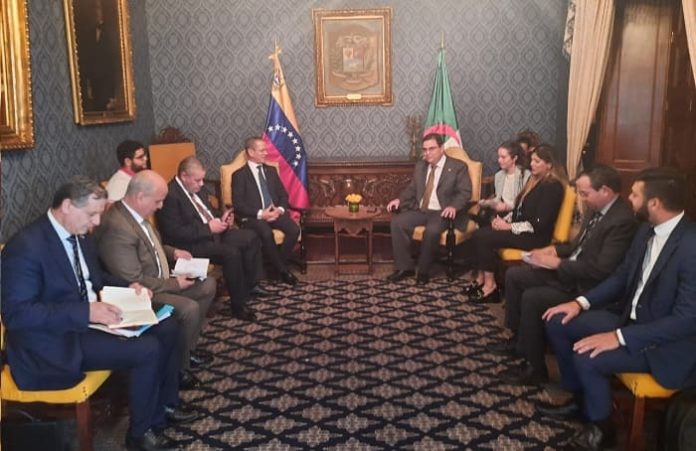 Henni s'entretient à Caracas avec le ministre vénézuélien du Pétrole