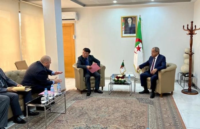 Aoun reçoit une délégation de JAC et d'Emin Auto