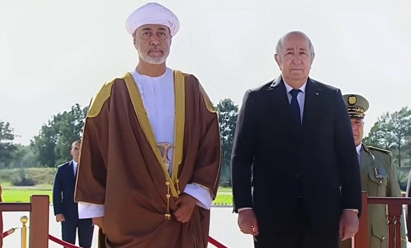 Le Président Tebboune accueille le Sultan d’Oman à l’aéroport international d’Alger